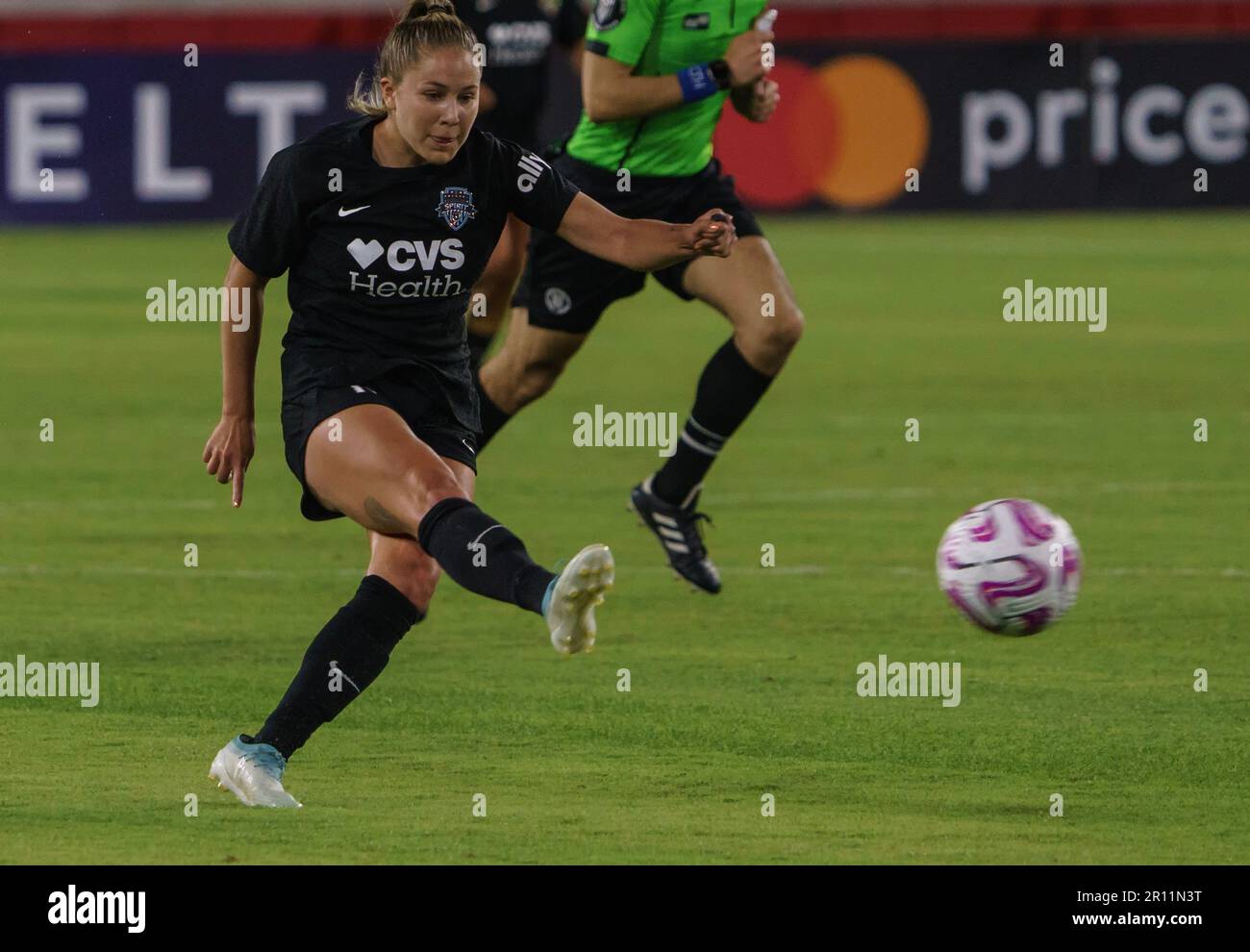 WASHINGTON, DC, STATI UNITI. 10th maggio, 2023. Washington Spirit Forward Ashley Sanchez (10) prende un colpo durante una partita della NWSL Challenge Cup tra lo Spirito di Washington e l'Orlando Pride, il 10 maggio 2023, all'Audi Field, a Washington, CC. ( Credit: tony quinn/Alamy Live News Foto Stock