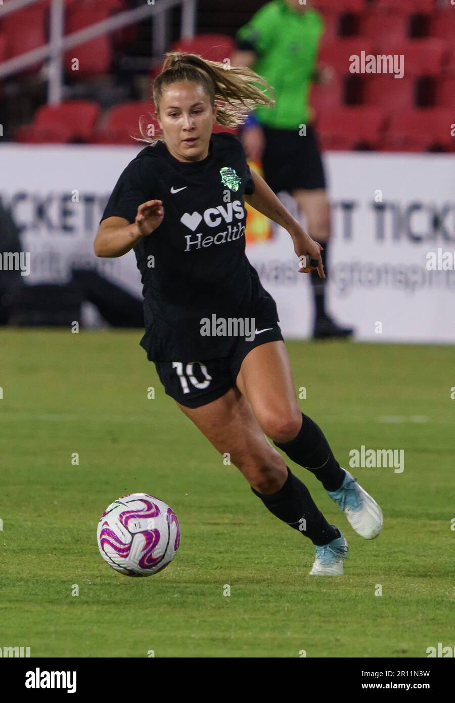 WASHINGTON, DC, STATI UNITI. 10th maggio, 2023. Washington Spirit inoltra Ashley Sanchez (10) all'attacco durante una partita della NWSL Challenge Cup tra lo Spirito di Washington e l'Orlando Pride, il 10 maggio 2023, all'Audi Field, a Washington, CC. ( Credit: tony quinn/Alamy Live News Foto Stock