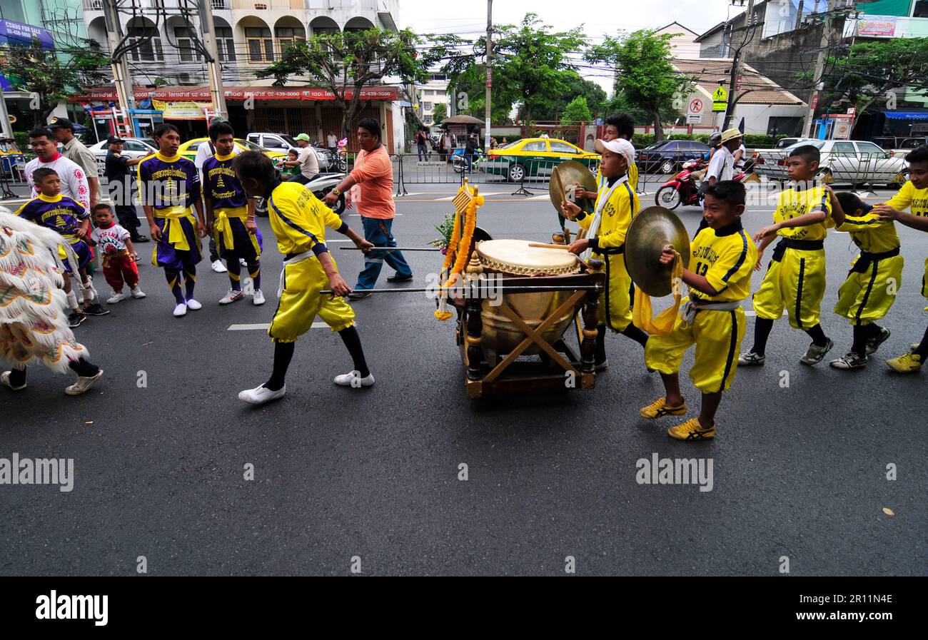 Una parata colorata lungo Charoen Nakhon Rd a Bangkok, Thailandia. Foto Stock