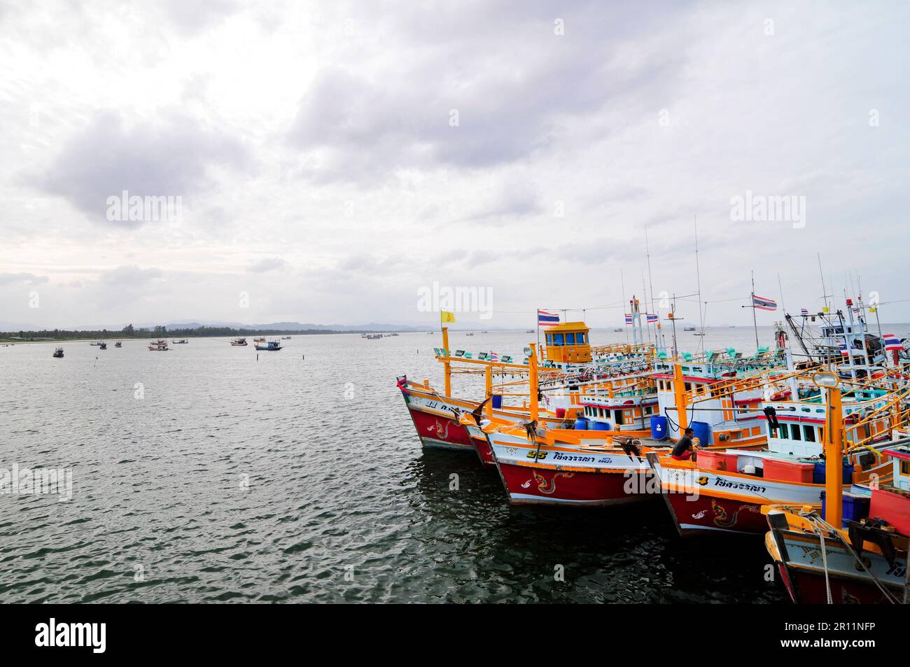 Pescatori thailandesi sui loro pescherecci a Ban Sapan, Golfo della Thailandia. Foto Stock