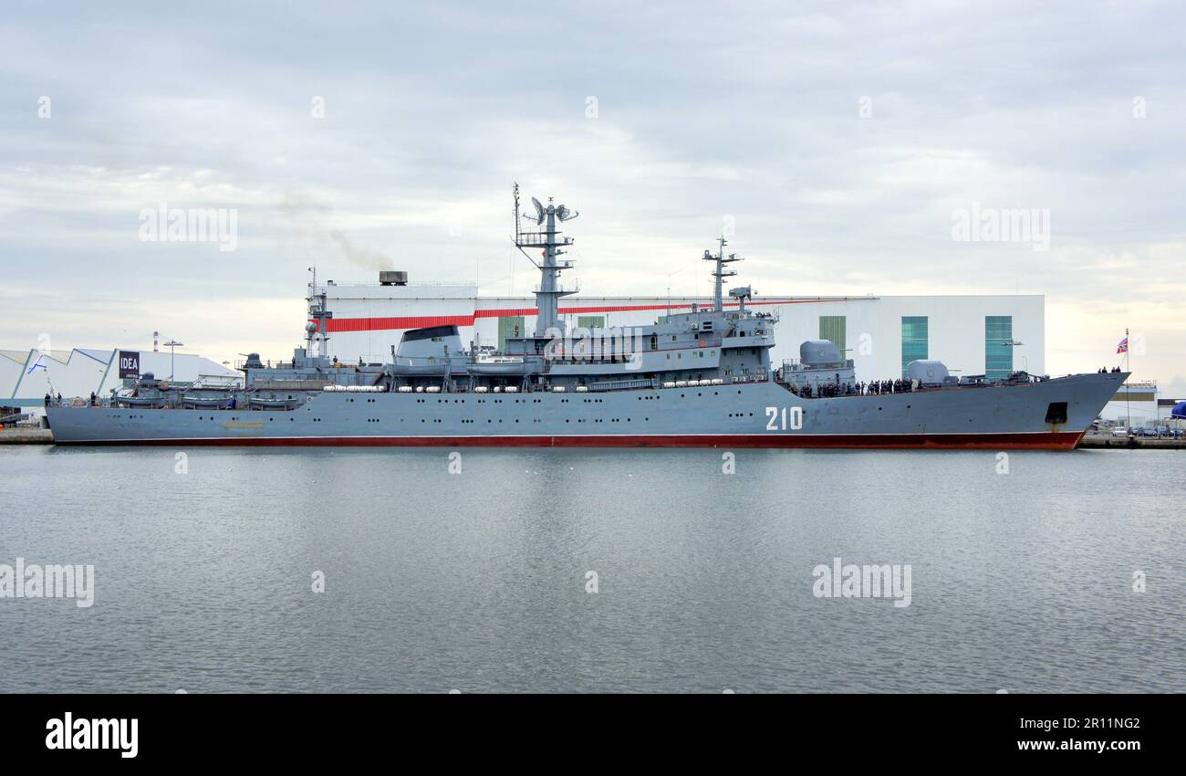 Nave di addestramento Russia 210, nave guida della classe Smolnyy (progetto 887) per praticare i cadetti della formazione navale della marina, equipaggio russo e marinai Foto Stock