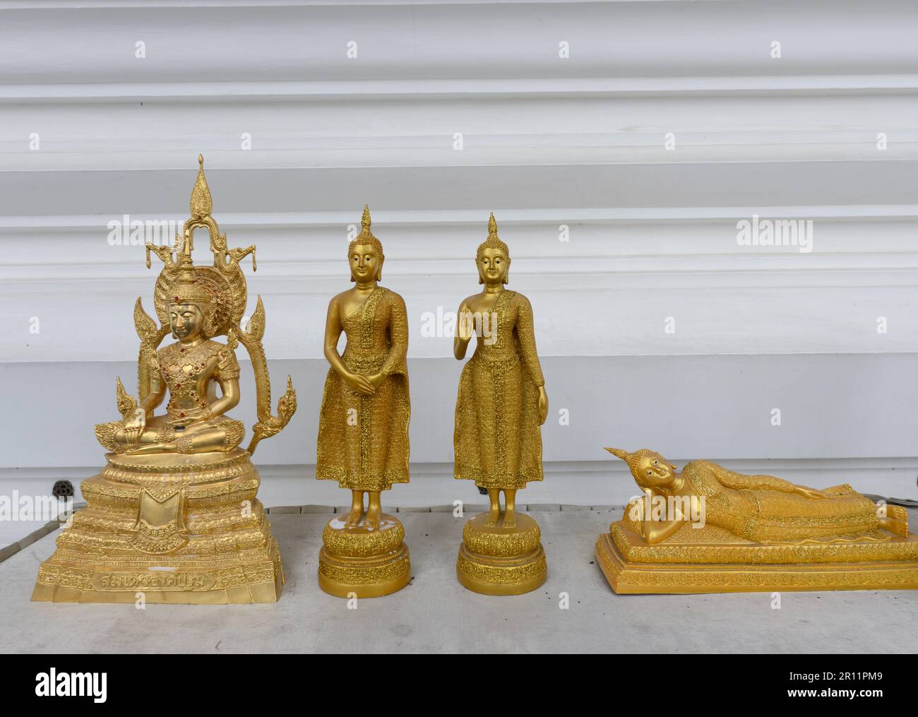 Statue dorate del Buddha a Wat Suthat, Bangkok, Thailandia. Foto Stock