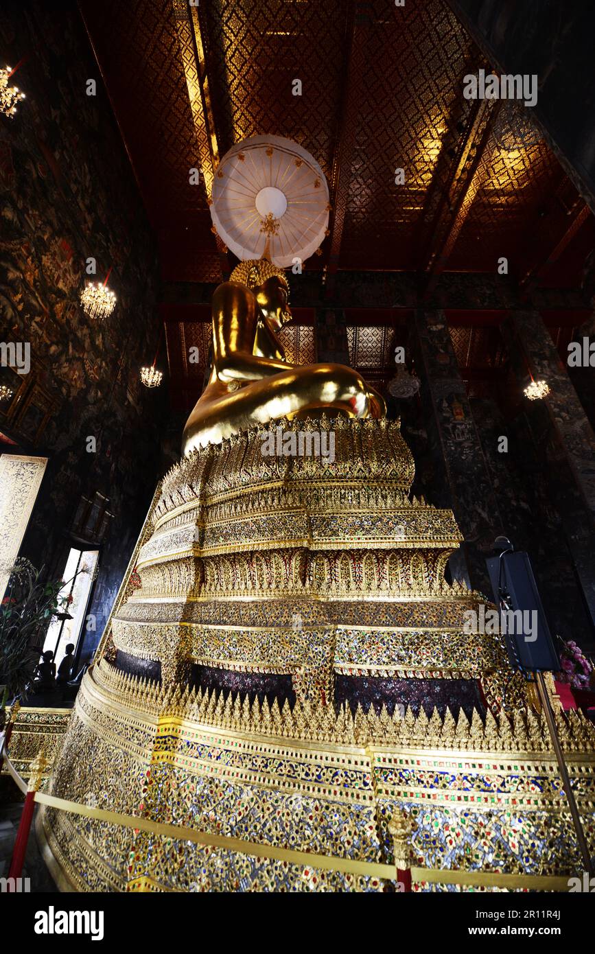 Il Buddha Sakyamuni è stato consacrato nel vihara, Wat Suthat, Bangkok, Thailandia. Foto Stock