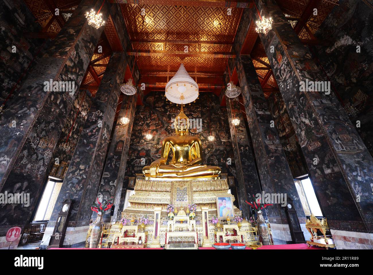 Il Buddha Sakyamuni è stato consacrato nel vihara, Wat Suthat, Bangkok, Thailandia. Foto Stock