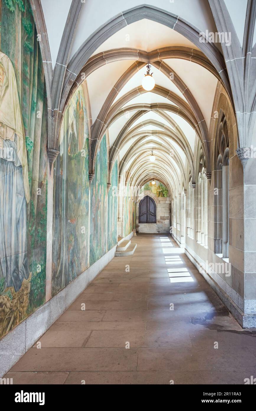 Fraumunster cortile e archi a Zurigo Svizzera Foto Stock