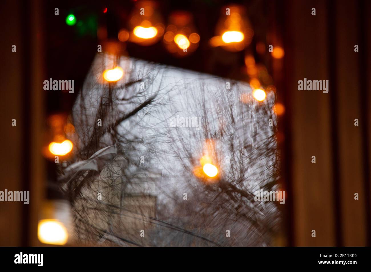 Luci di Natale nella finestra serale della casa Foto Stock