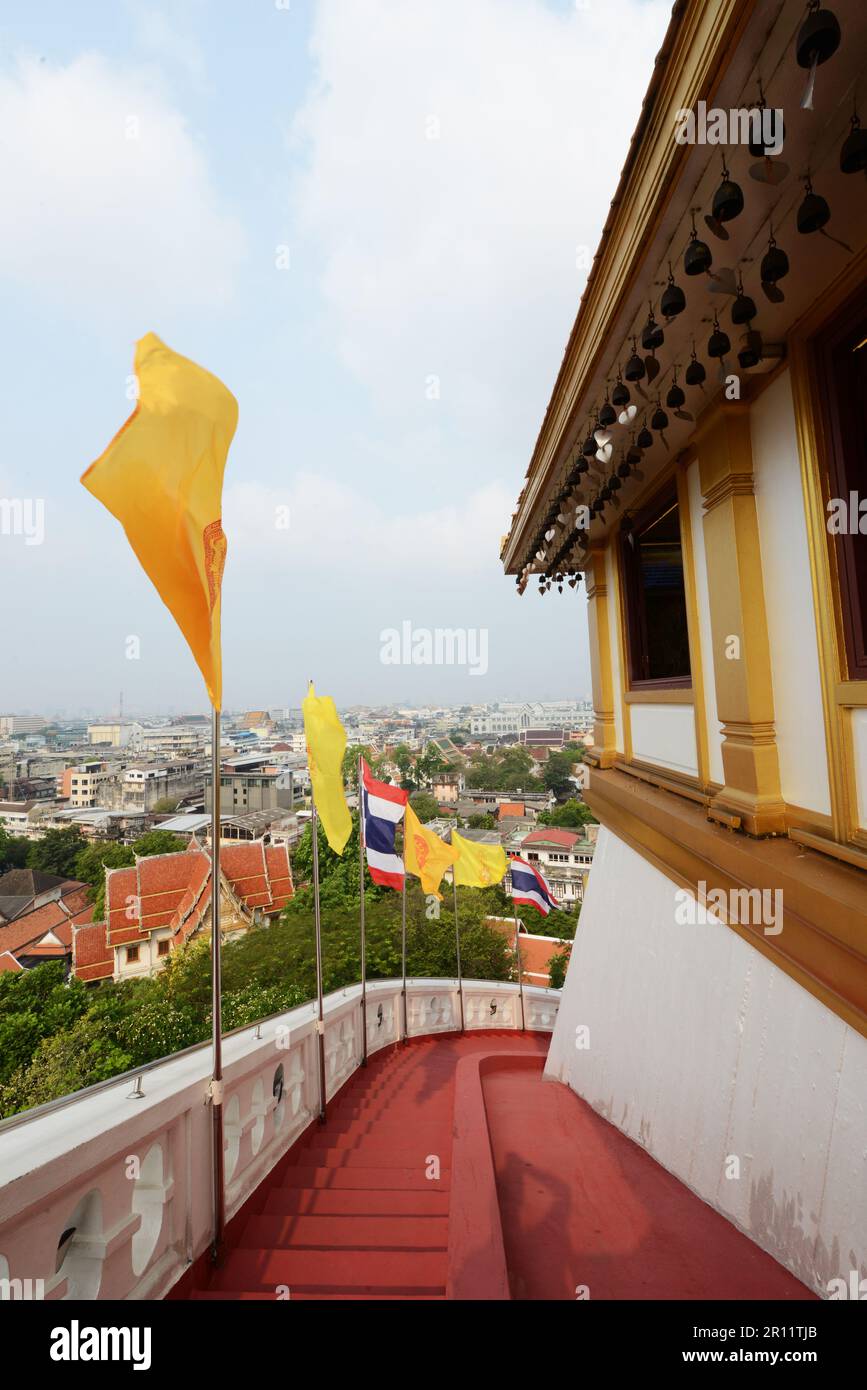 Salire fino alla cima del Monte d'Oro a Wat Saket, Bangkok, Thailandia. Foto Stock