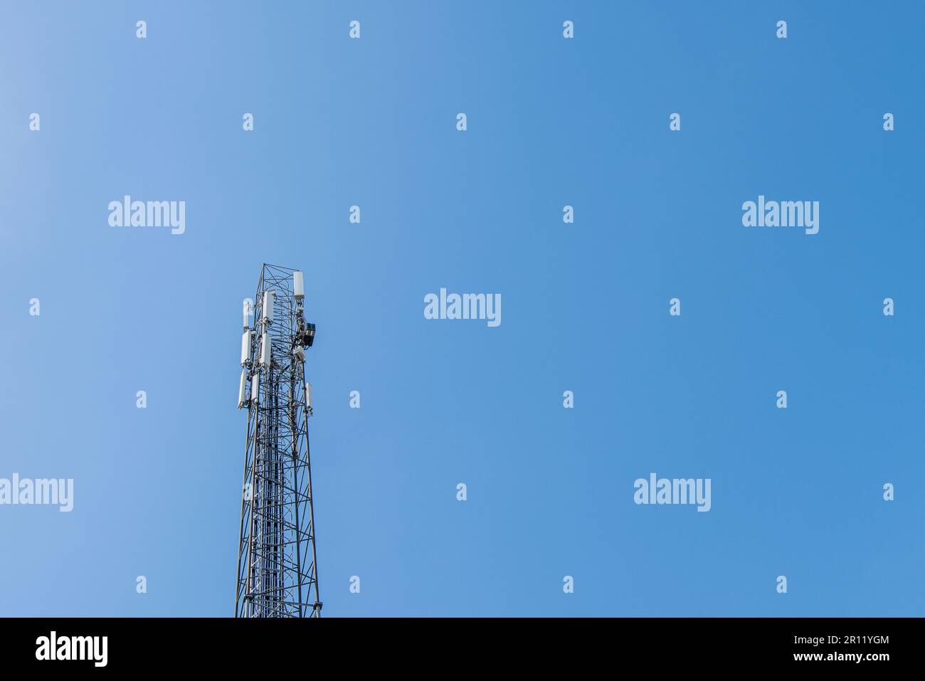 Palo di telecomunicazioni con attrezzature e un sacco di spazio di copyspace contro il cielo blu, Danimarca, 11 maggio 2019 Foto Stock