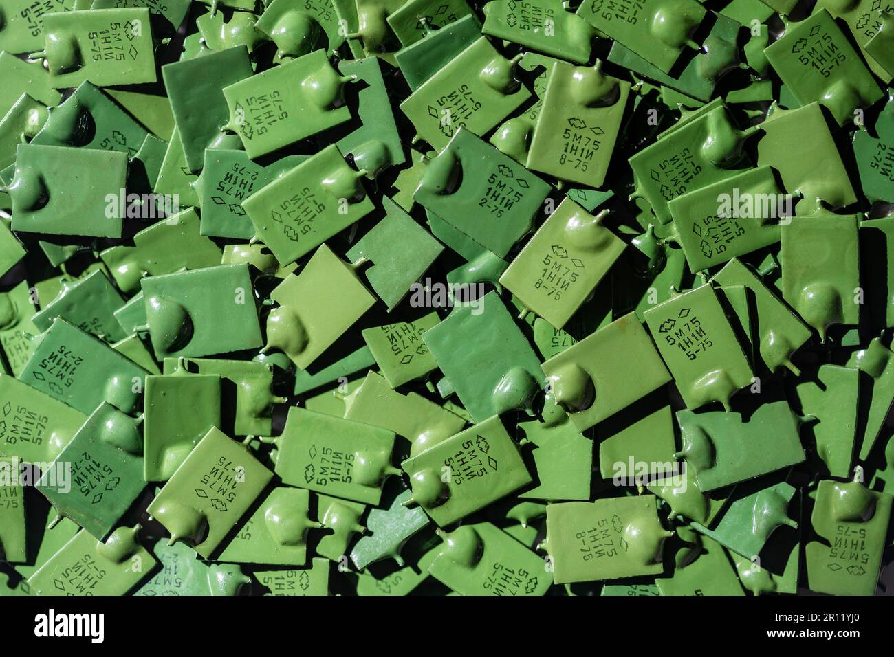 Molti condensatori ceramici verdi vintage, primo piano, elettronica di background industriale. Vecchi componenti radio dei tempi dell'Unione Sovietica Foto Stock