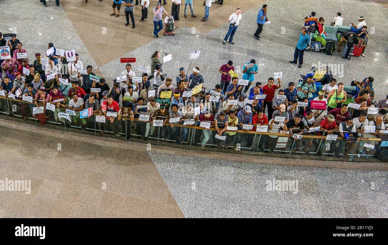 Tassisti con segnaletica in attesa dei clienti presso Ngurah Rai, Denpasar International Airport, Bali, Indonesia, aprile 26, 2018 Foto Stock