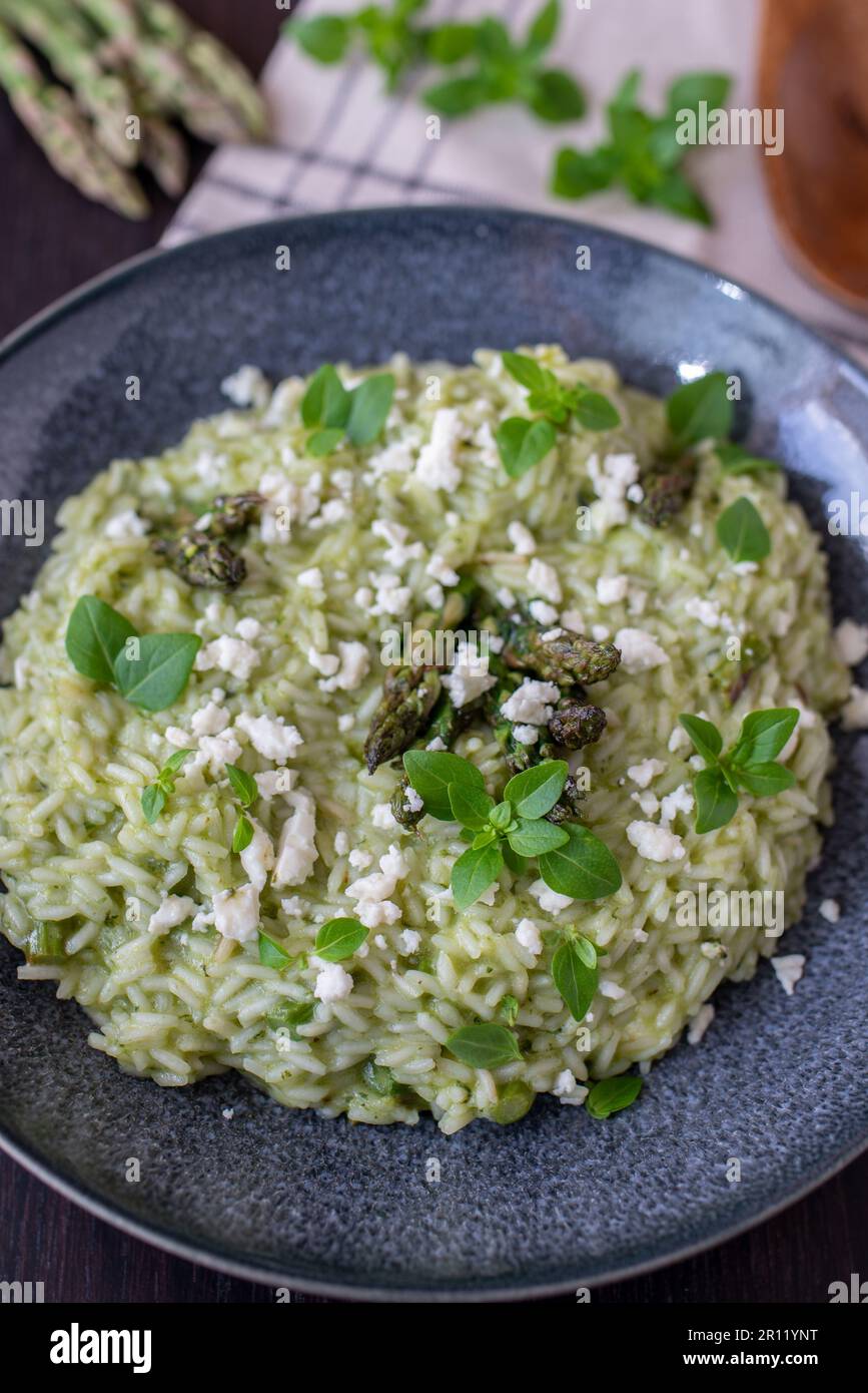 Cibo primaverile; delizioso risotto con asparagi e aglio selvatico Foto Stock