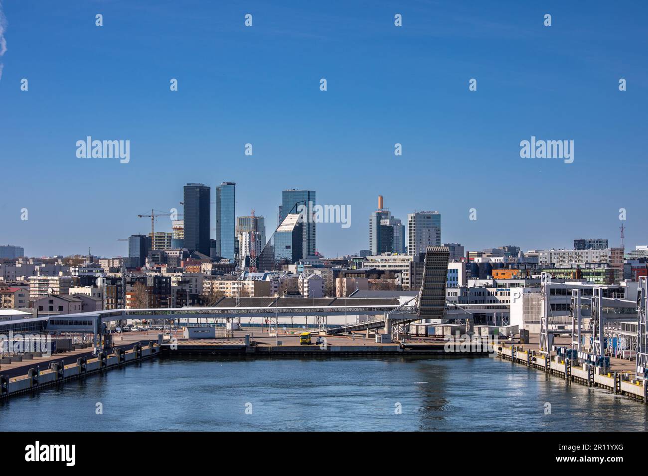 Bacino del porto passeggeri sullo sfondo di alti edifici e cielo blu chiaro a Tallinn, Estonia Foto Stock