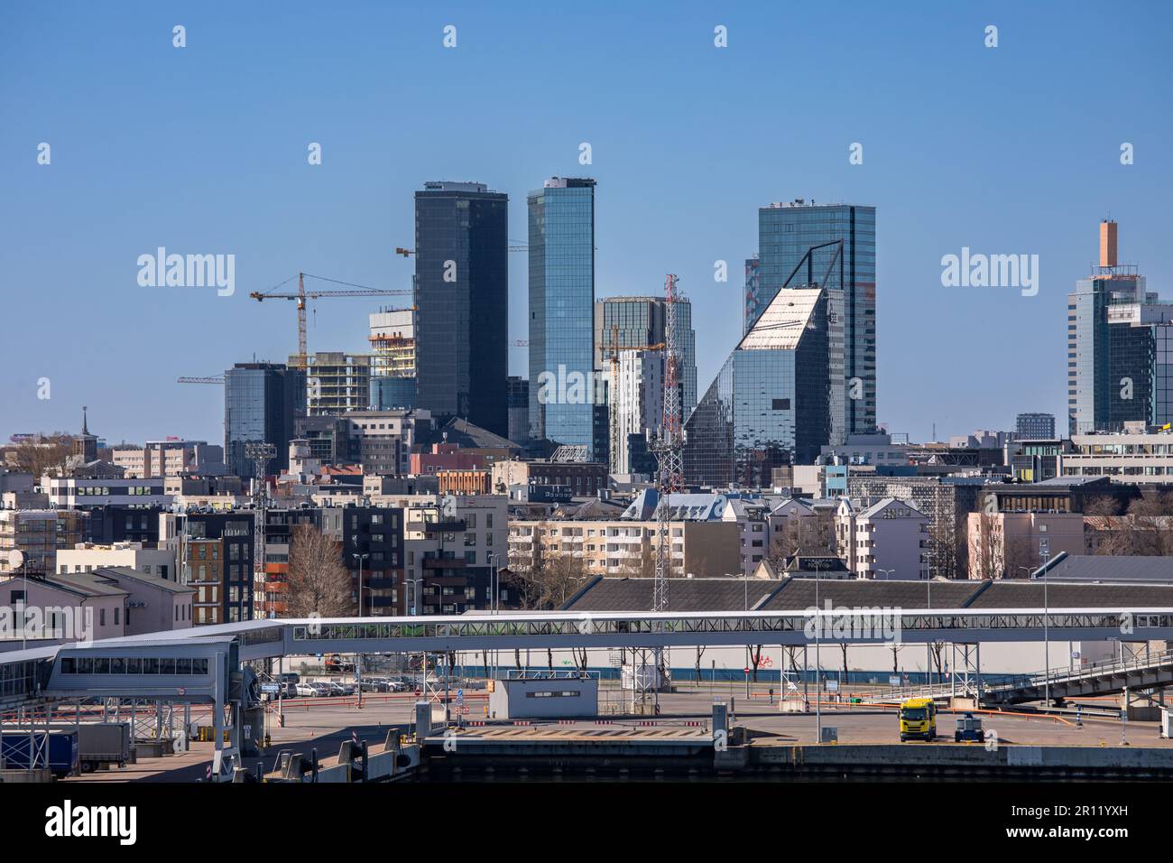 Il paesaggio urbano di Tallinn con grattacieli contro il cielo blu chiaro a Tallinn, Estonia Foto Stock