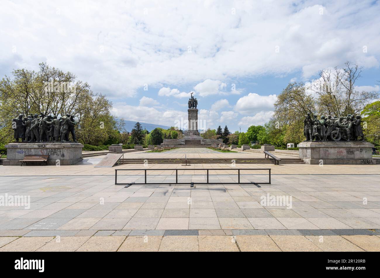 Sofia, Bulgaria. Maggio 2023. Vista panoramica del Monumento all'Esercito sovietico in un parco del centro della città Foto Stock