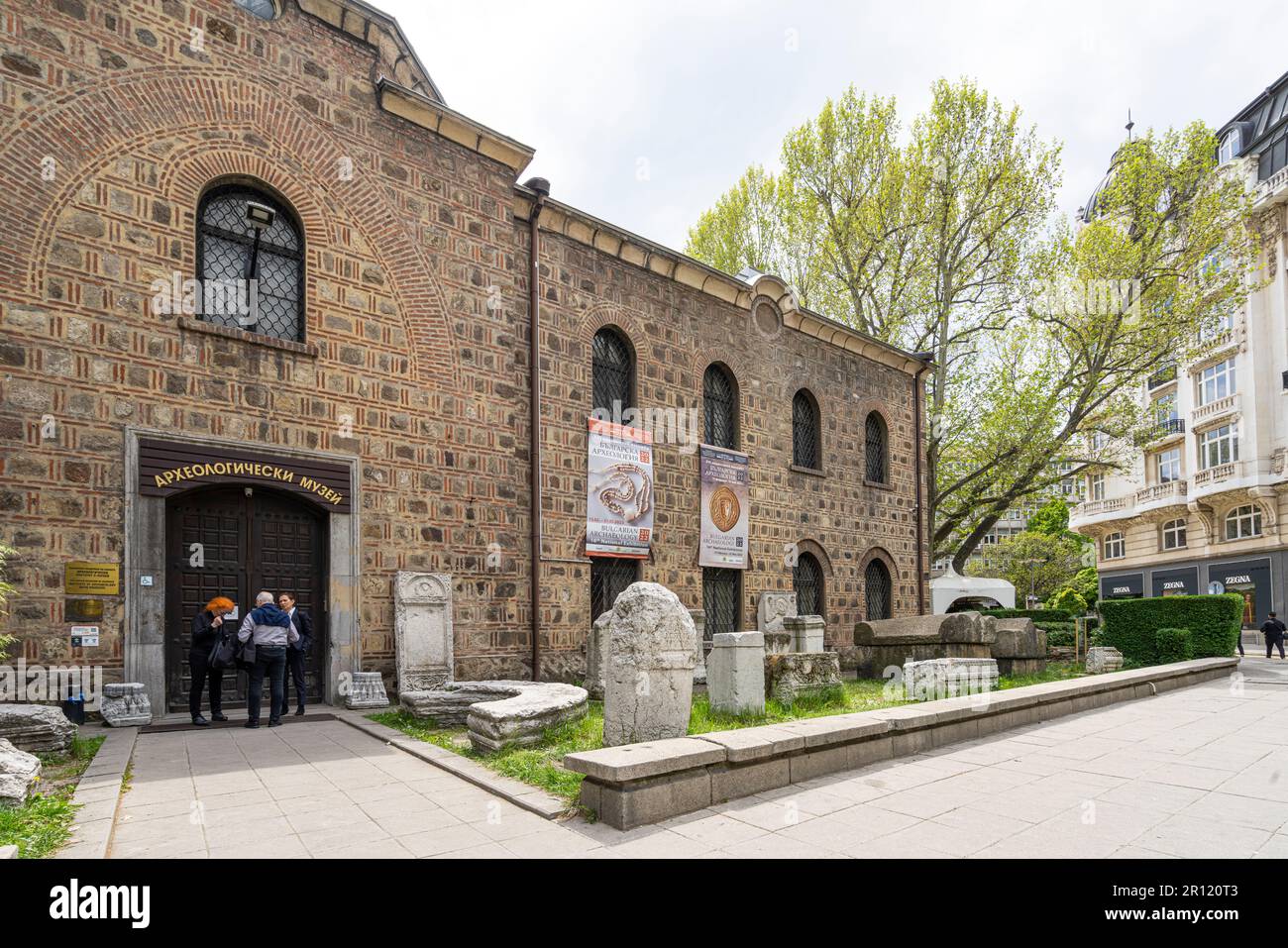 Sofia, Bulgaria. Maggio 2023. Vista esterna dell'edificio del Museo Archeologico Nazionale nel centro della città Foto Stock