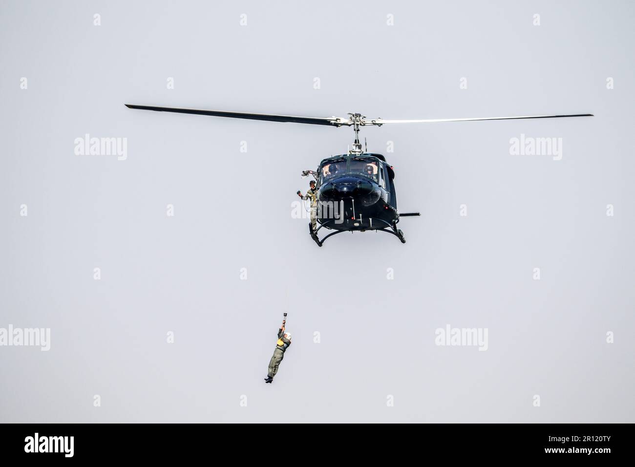 Foto delle forze speciali militari del Bangladesh che scendono dagli elicotteri con addestramento veloce delle corde. Foto Stock