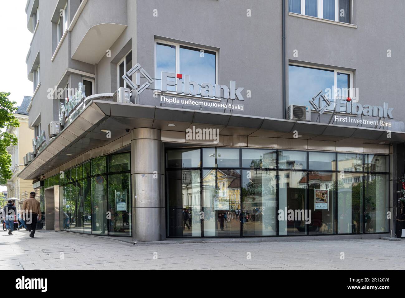 Sofia, Bulgaria. Maggio 2023. Vista esterna della filiale di Fibank nel centro della città Foto Stock
