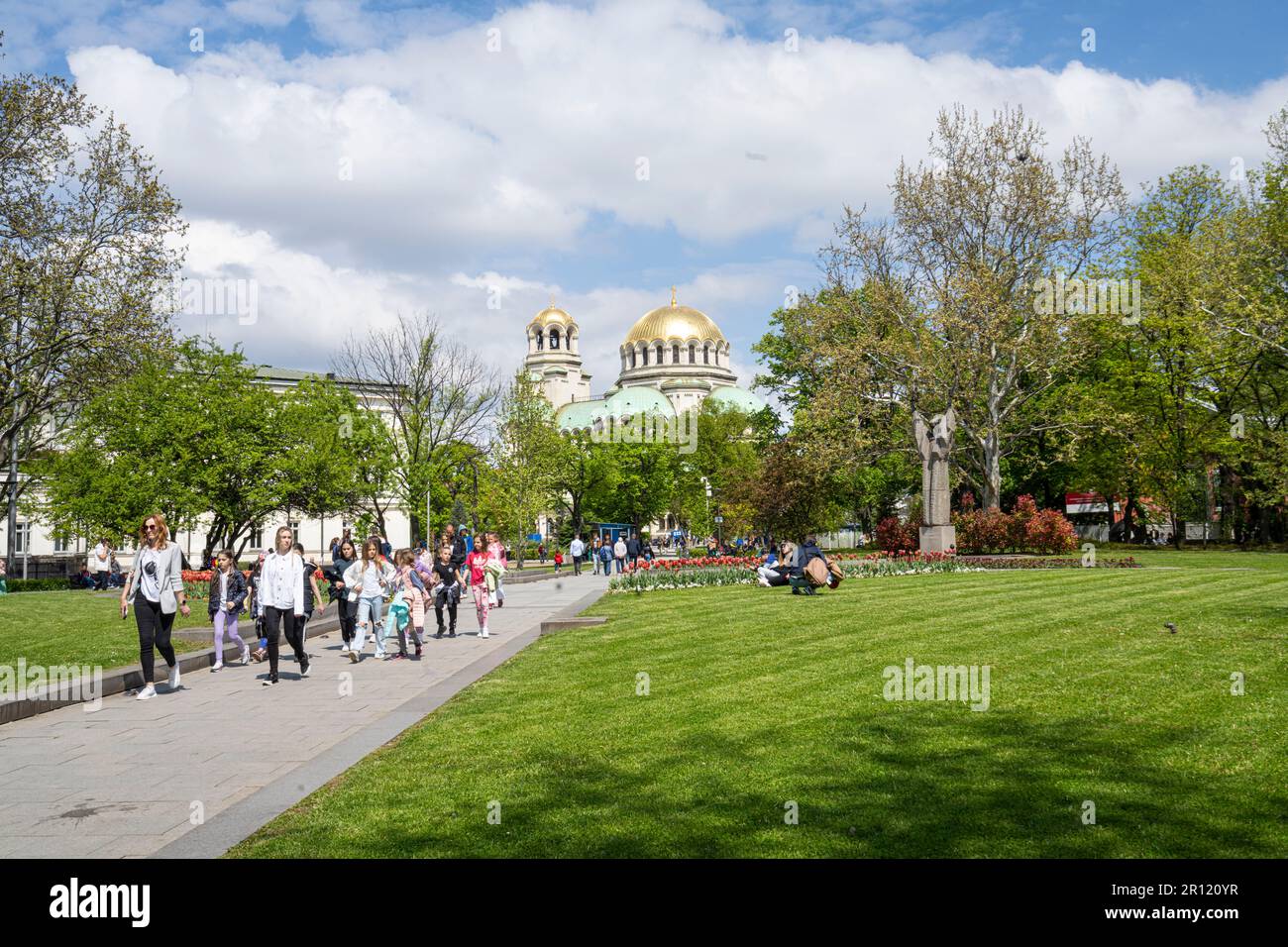 Sofia, Bulgaria. Maggio 2023. St. Kl. Giardini di Ohridski con le cupole della Cattedrale Alexander Nevsky sullo sfondo Foto Stock