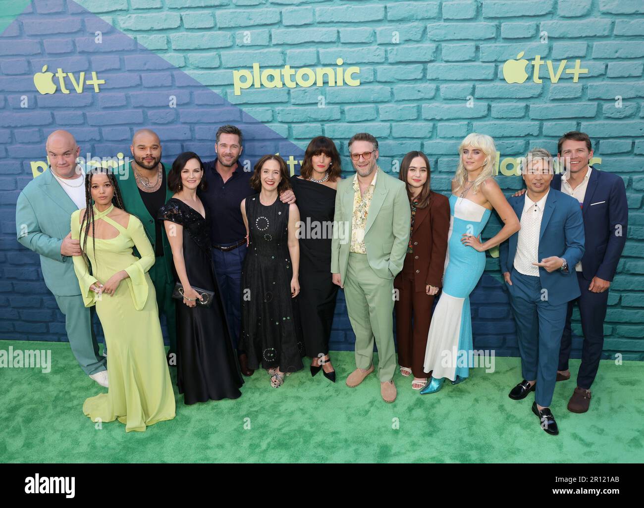 Los Angeles, Stati Uniti. 10th maggio, 2023. (L-R) Guy Branum, Alisha Wainwright, tre Hale, Carla Gallo, Luke Macfarlane, Francesca Delbanco, Rose Byrne, Seth Rogen, Sophie Leonard, Emily Kimball, Andrew Lopez, e ospite, partecipa alla prima della romantica serie televisiva 'Platonic' di Apple TV al Regal LA Live di Los Angeles mercoledì 10 maggio 2023. Trama: I migliori amici dell'infanzia si riconnettono come adulti e cercano di superare la spaccatura che ha portato alla loro caduta. Foto di Greg Grudt/UPI. Credit: UPI/Alamy Live News Foto Stock