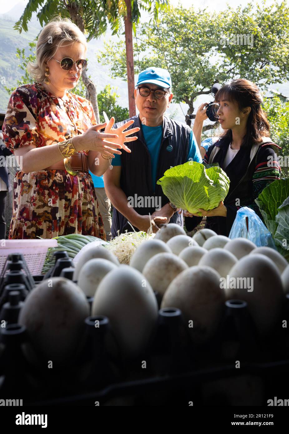 Hoang Lien, Vietnam. 11th maggio, 2023. La regina Mathilde del Belgio ha raffigurato durante una visita al mercato verde locale di Sapa, durante una missione reale in Vietnam, a Hoang Lien, Vietnam, giovedì 11 maggio 2023. La missione è organizzata dall'UNICEF Belgio in collaborazione con i dipendenti locali dell'UNICEF Vietnam. La visita della Regina in Vietnam si concentra sul lavoro dell'UNICEF per colmare le lacune educative e aumentare le opportunità per i bambini e gli adolescenti più vulnerabili nelle aree rurali più difficili da raggiungere. BELGA PHOTO BENOIT DOPPAGNE Credit: Belga News Agency/Alamy Live News Foto Stock