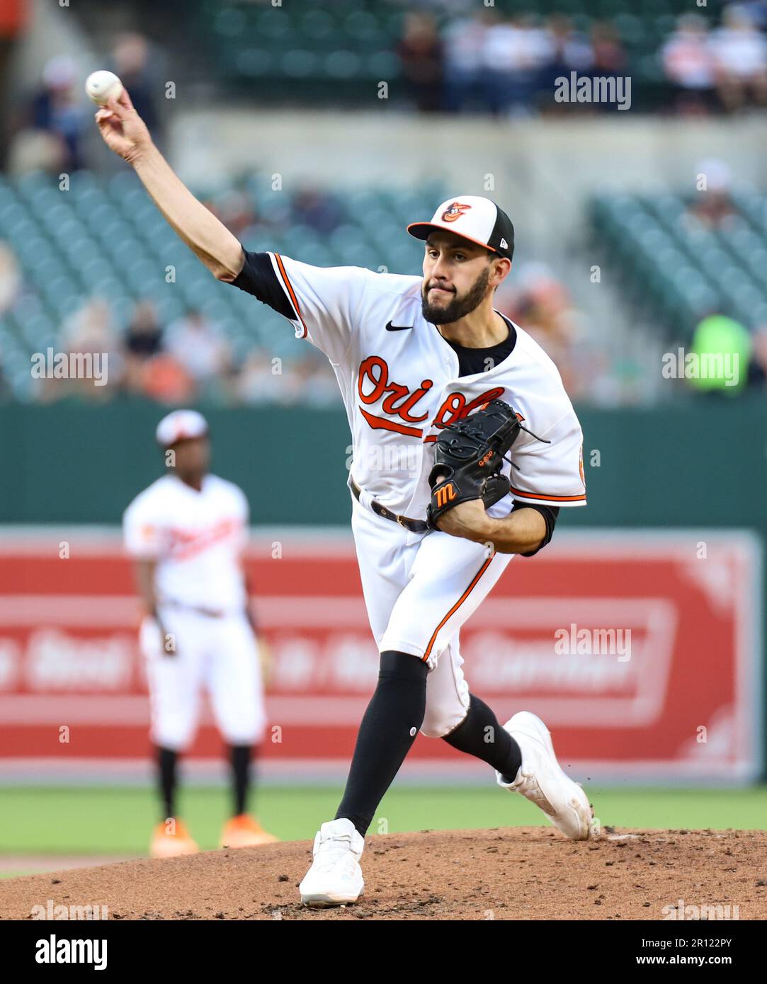 Il lanciatore dei Baltimore Orioles Grayson Rodriguez (30) con la palla che si stacca dalle dita per rilasciare il campo all'inizio del quarto inning contro i Tampa Bay Rays all'Oriole Park a Camden Yards martedì 9 maggio 2023 a Baltimora, MD. (Alyssa Howell/Image of Sport) Foto Stock