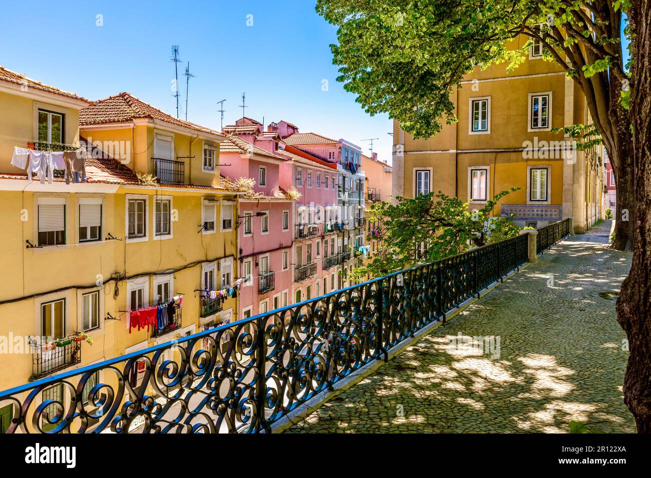 Lisbona, Portogallo - 24 aprile 2023: Vista prospettica della strada con case tradizionali colorate Foto Stock
