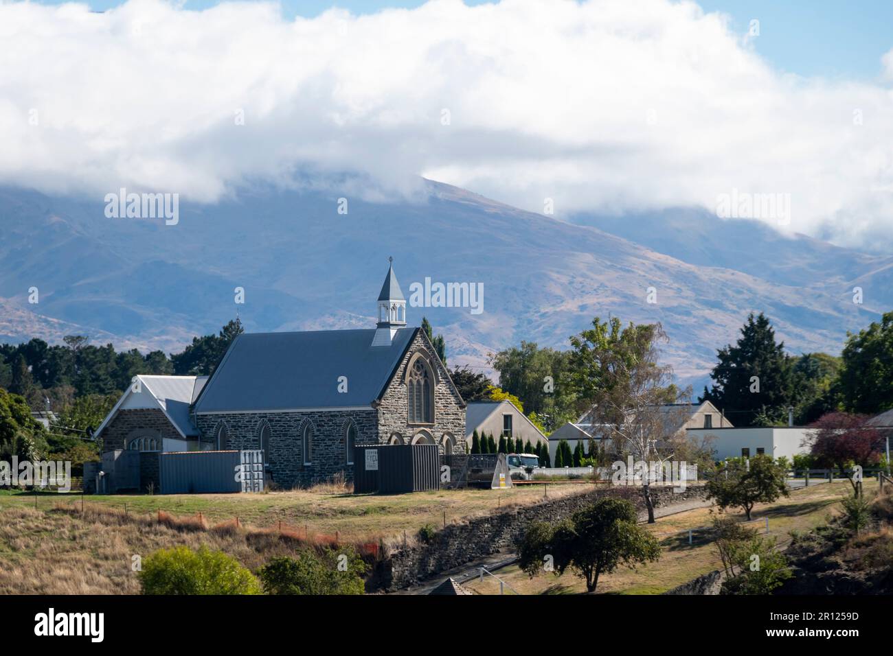 Cromwell zona Heritage dall'altra parte del lago Dunston, con il Tempio di pietra, Cromwell, Central Otago, South Island, Nuova Zelanda Foto Stock