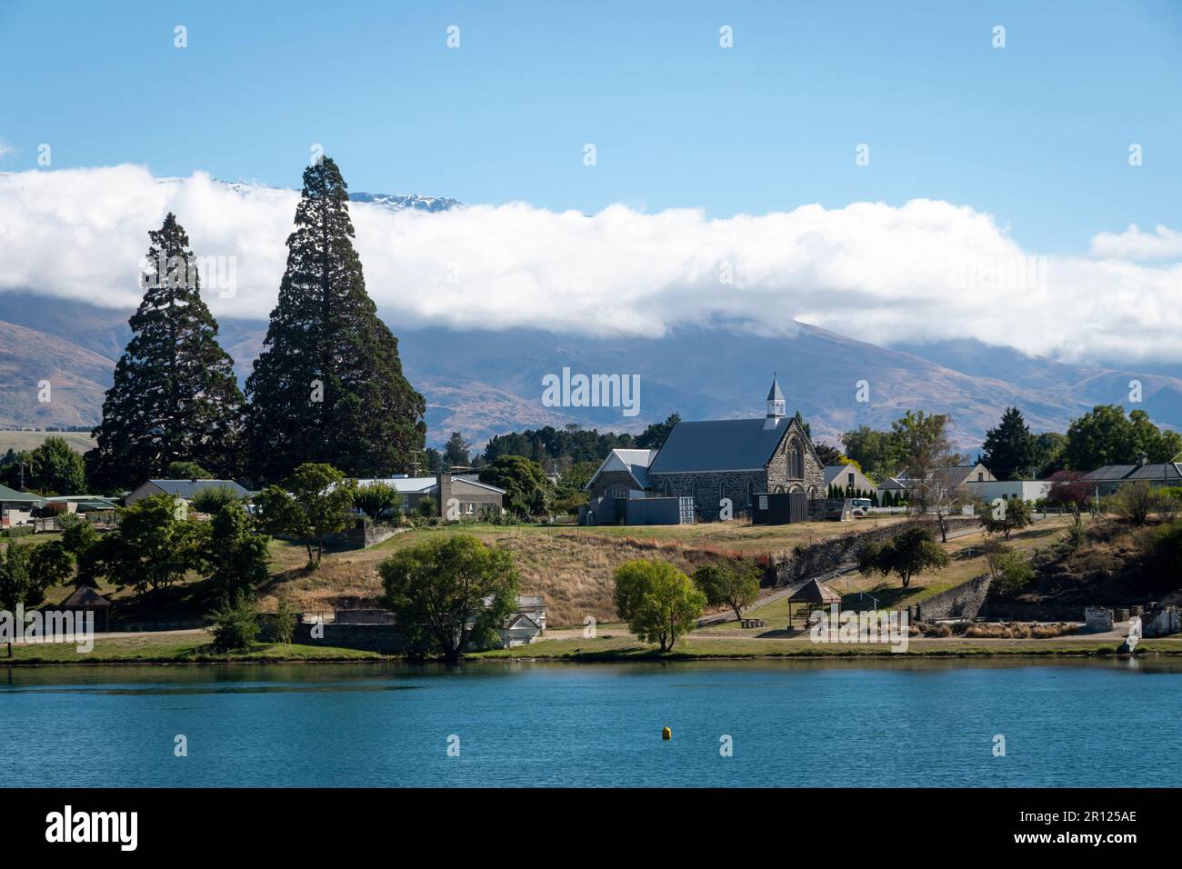 Cromwell zona Heritage dall'altra parte del lago Dunston, con il Tempio di pietra, Cromwell, Central Otago, South Island, Nuova Zelanda Foto Stock