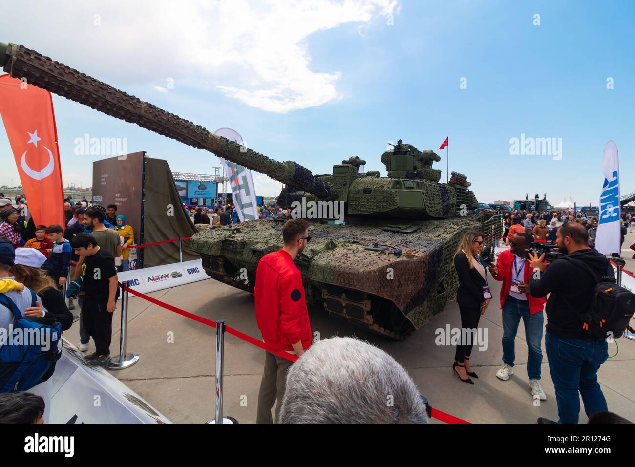 Dimostrazione di Altay Tank nel Teknofest 2023 con gli spettatori. Istanbul Turkiye - 5.1.2023 Foto Stock