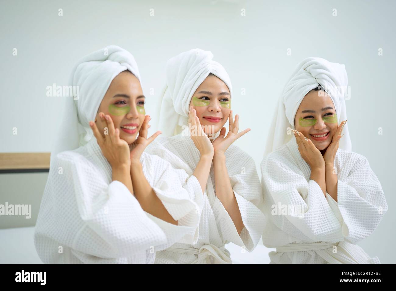 Le donne belle trascorrono del tempo al resort e al centro benessere. Concetto di attività di viaggio e di svago. Foto Stock