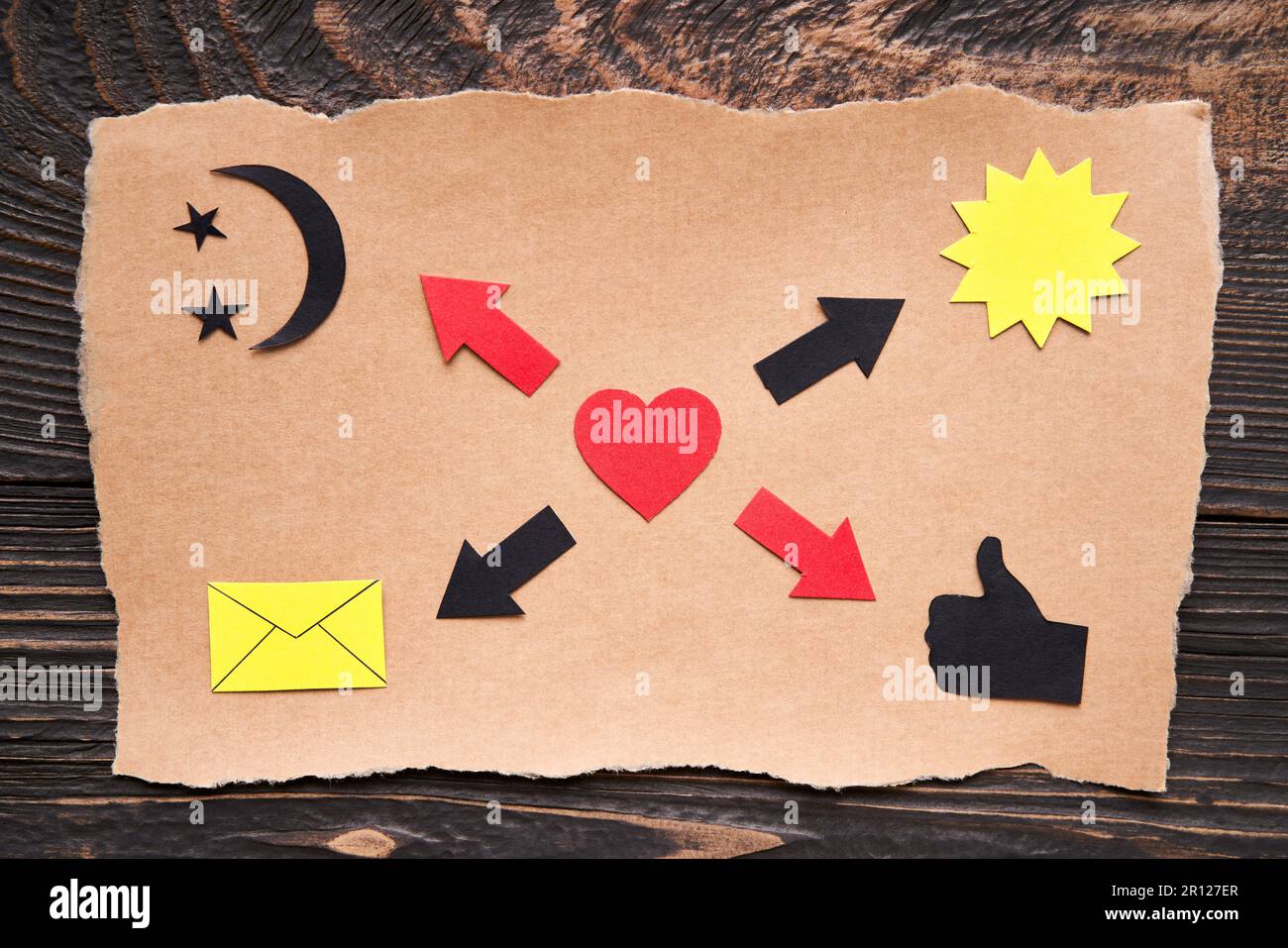 Mood board con cuore, frecce, icona e-mail, pollici su icona e sole su vecchia carta artigianale. scelta, concetto creativo Foto Stock
