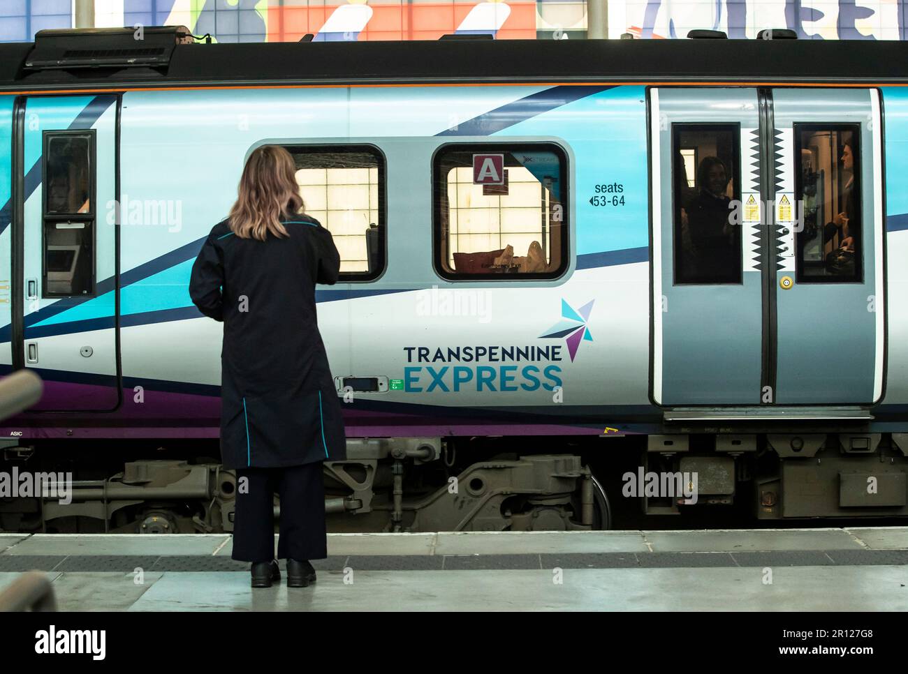 Foto del file datata 30/04/2019 di un treno TransPennine Express alla stazione di Leeds. TransPennine Express perdere il suo contratto è stato 'assolutamente giusto' a causa di un 'catalogo di fallimento' causando 'heer misery', ha detto il sindaco di West Yorkshire Tracy Brabin. Parlando con il programma Today della BBC radio 4, ha dichiarato: 'È stato solo un catalogo di guasti, ritardi e cancellazioni. "E' assolutamente giusto che questa sia la fine della linea per il fallimento dell'operatore ferroviario TransPennine. Data di emissione: Giovedì 11 maggio 2023. Foto Stock