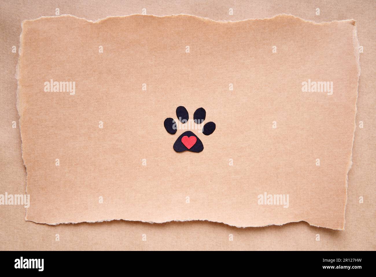 Stampa della zampa di cane con il cuore su sfondo bianco. Illustrazione isolata Foto stock