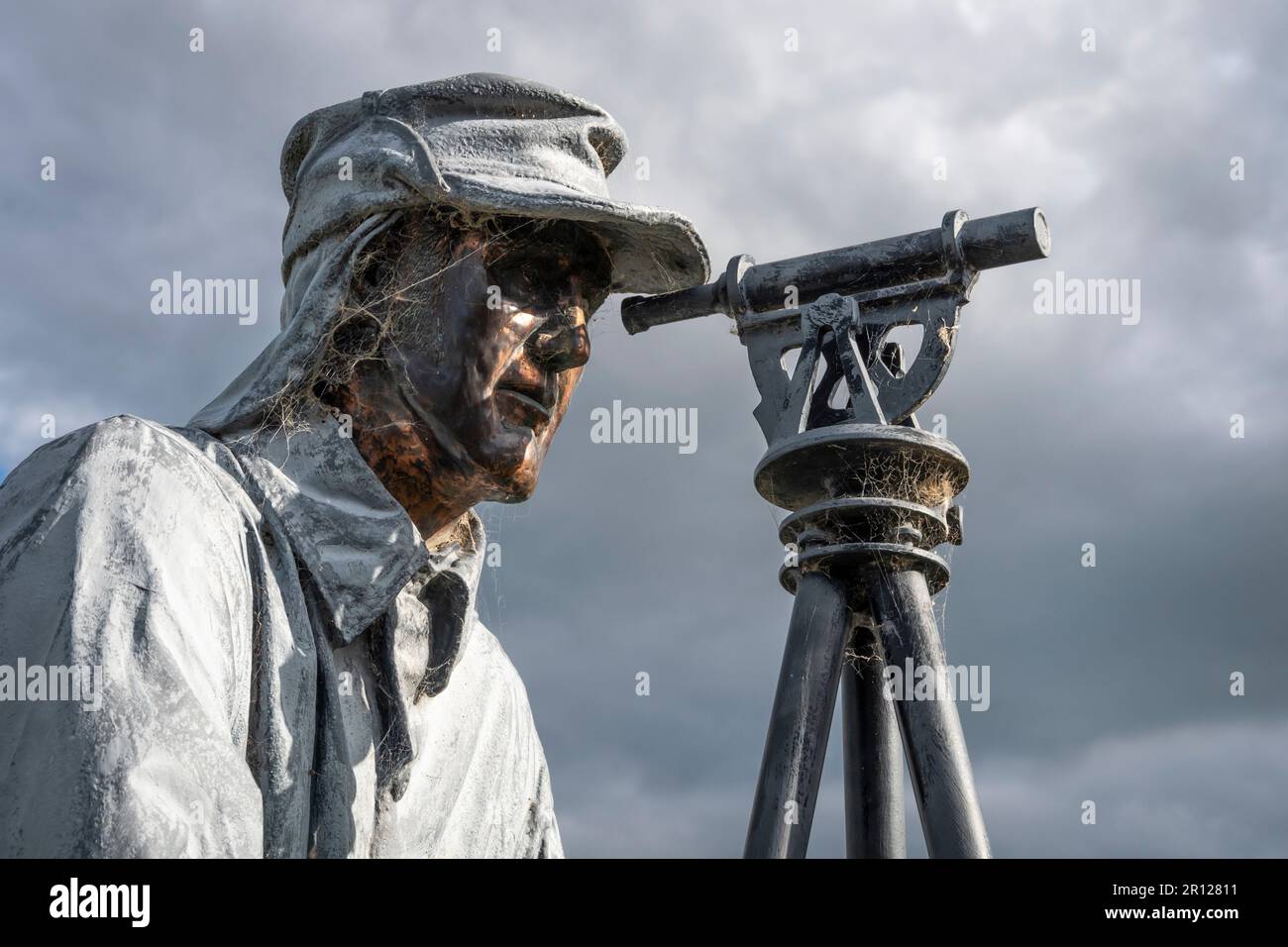 Statua di John Turnbull Thompson, Surveyor Generale della Nuova Zelanda 1876-9, Ranfurly, Otago Centrale, Isola del Sud, Nuova Zelanda Foto Stock