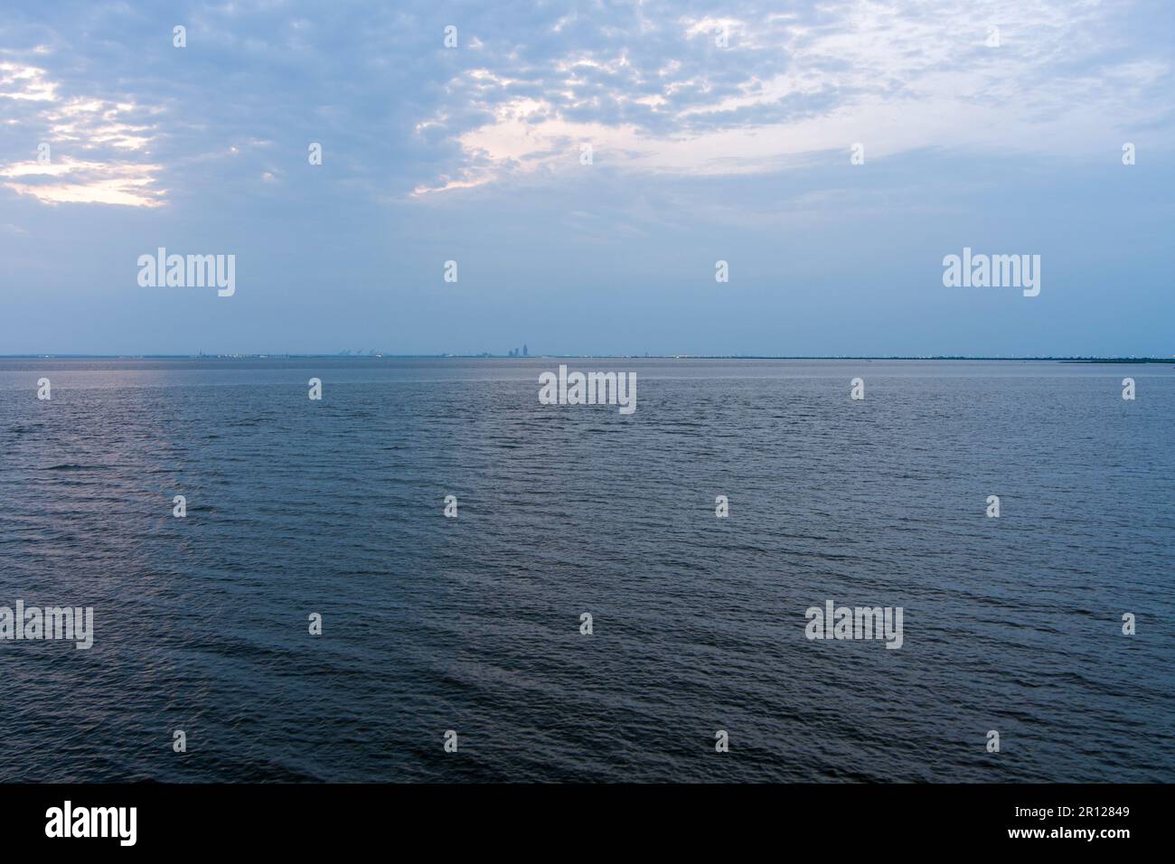 Oche e gabbie su Mobile Bay Foto Stock