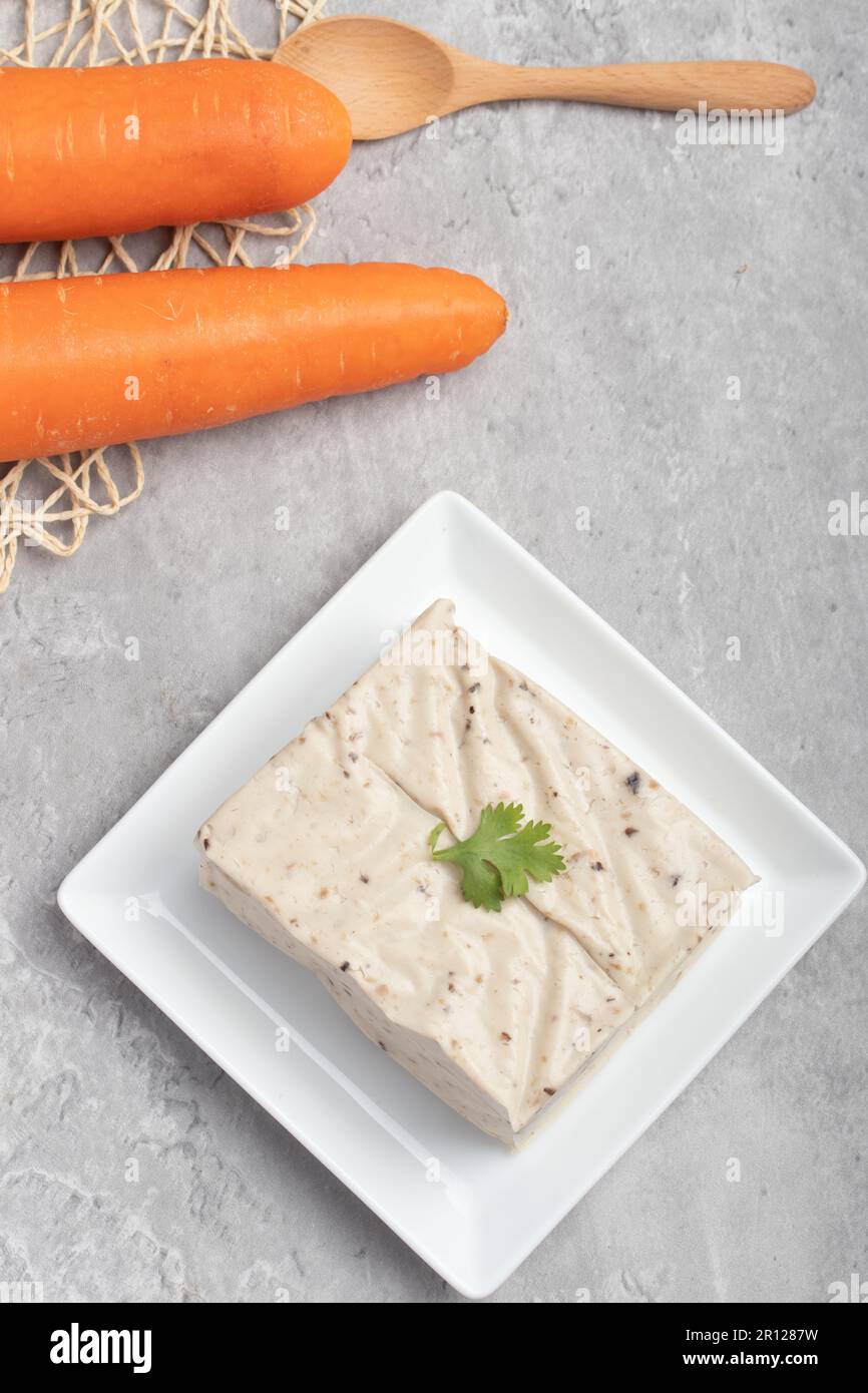 tofu di sesamo nero grani tofu in un piatto bianco Foto Stock