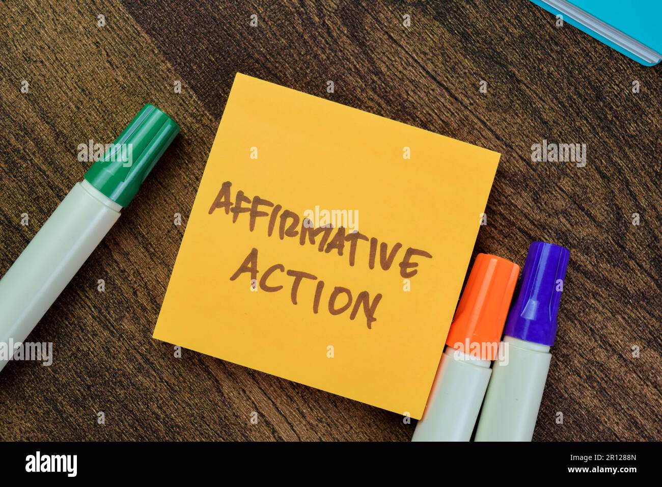 Concetto di azione affermativa scrivere su note appiccicose isolate su tavola di legno. Foto Stock