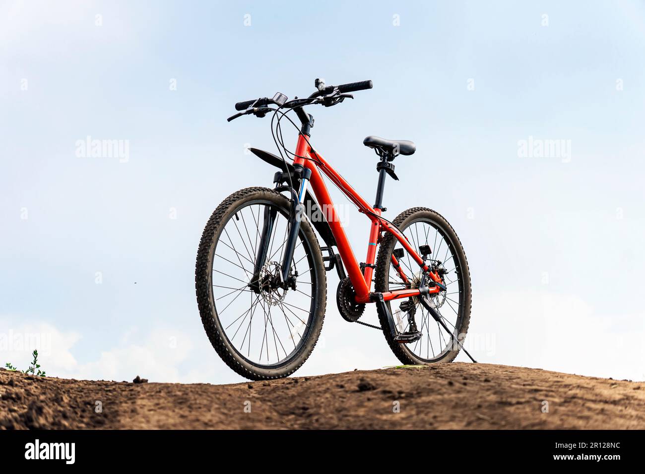 Moto d'epoca di colore arancione sullo sfondo con cielo blu. Guida fuoristrada. Foto Stock
