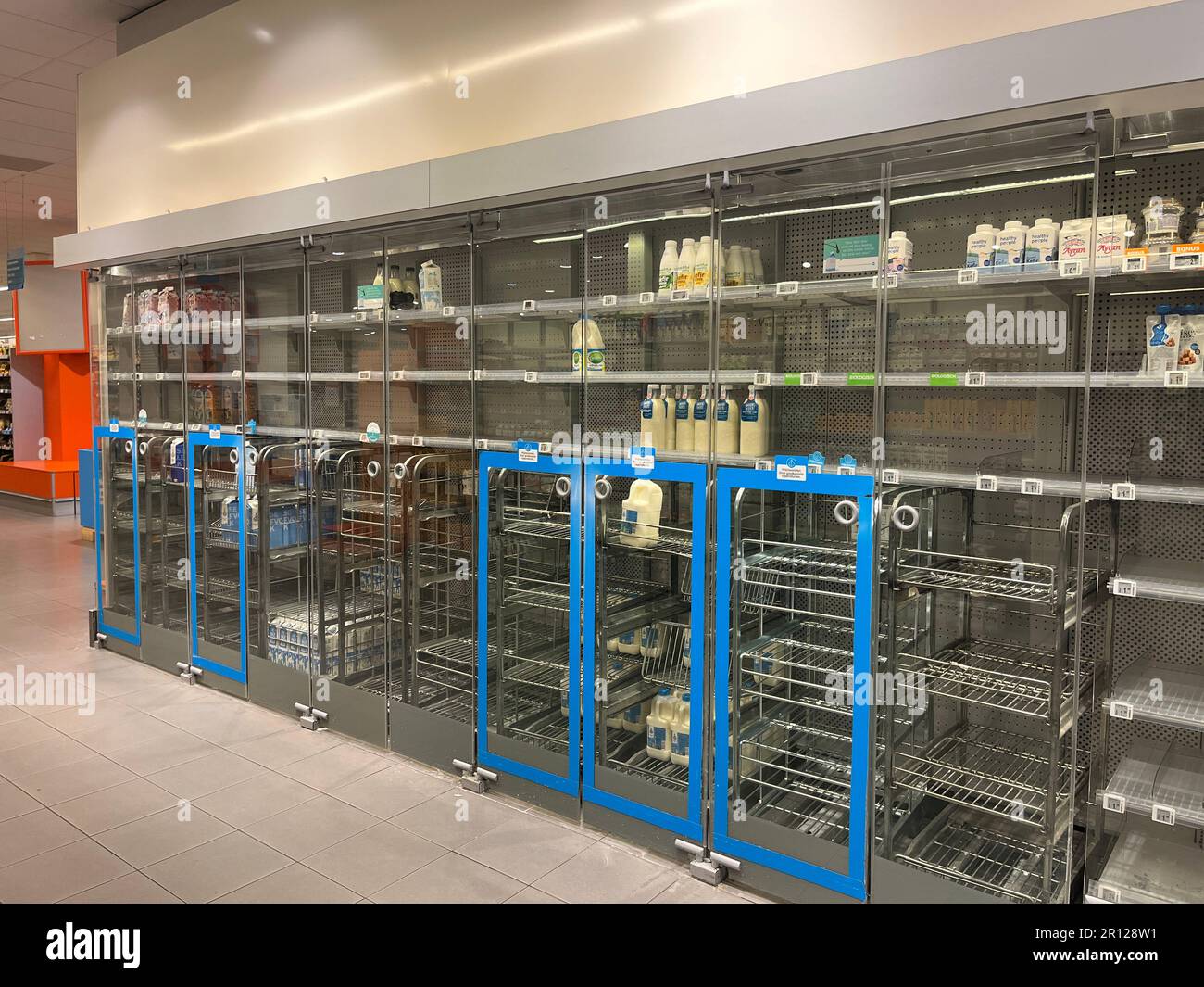 Prezzi senza prodotto all'angolo della frutta con casse vuote nel supermercato olandese durante uno sciopero del centro di distribuzione Foto Stock