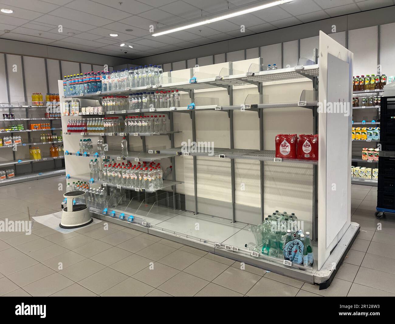 Prezzi senza prodotto all'angolo della frutta con casse vuote nel supermercato olandese durante uno sciopero del centro di distribuzione Foto Stock