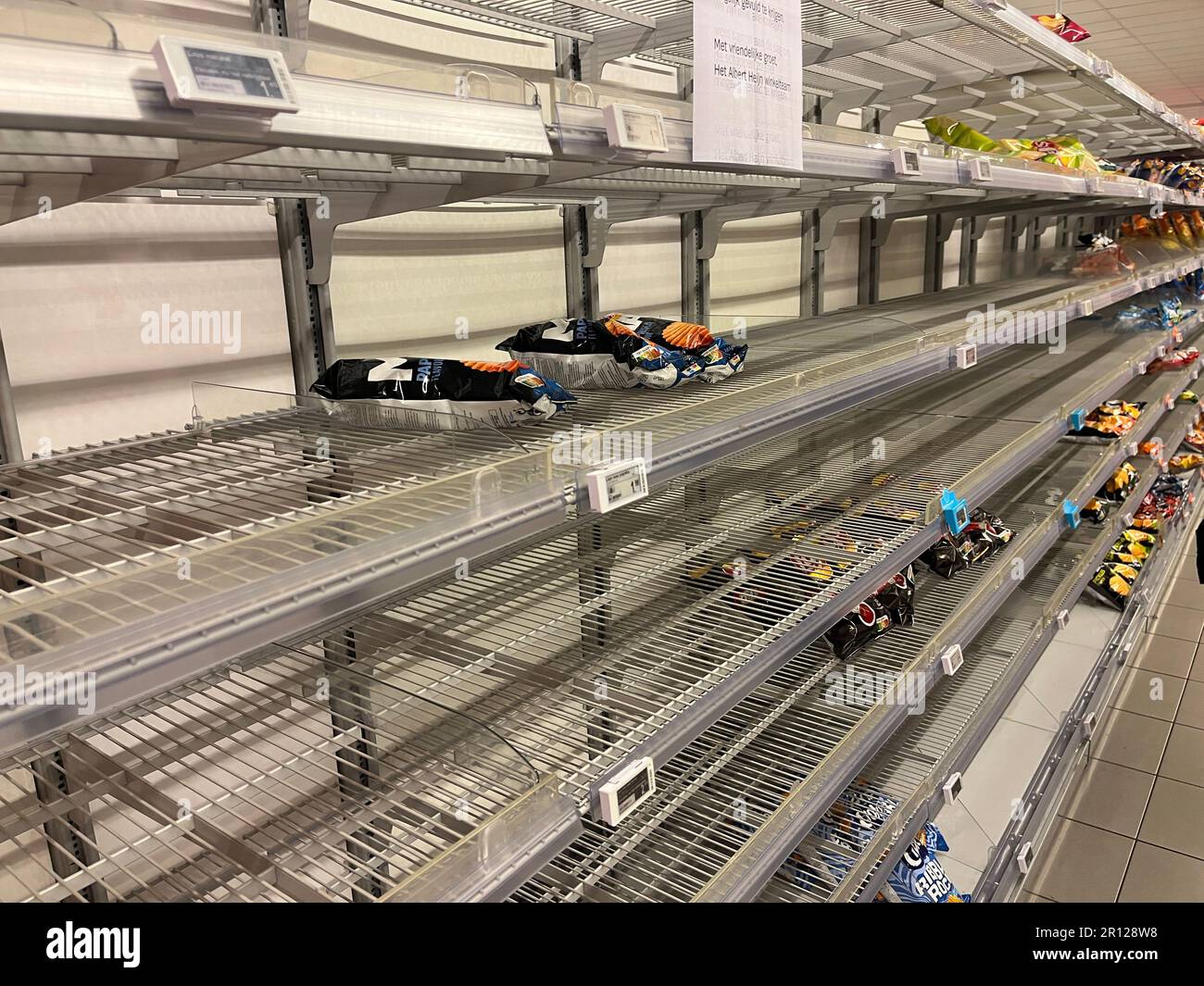 Prezzi senza prodotto all'angolo della frutta con casse vuote nel supermercato olandese durante uno sciopero del centro di distribuzione Foto Stock