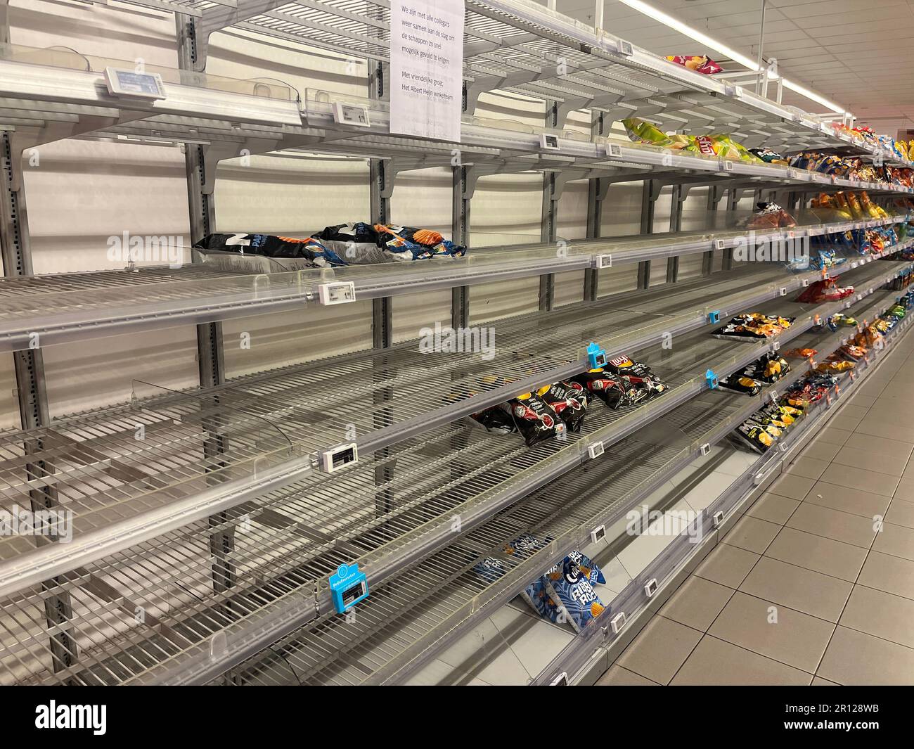 Prezzi senza prodotto all'angolo della frutta con casse vuote nel supermercato olandese durante uno sciopero del centro di distribuzione Foto Stock