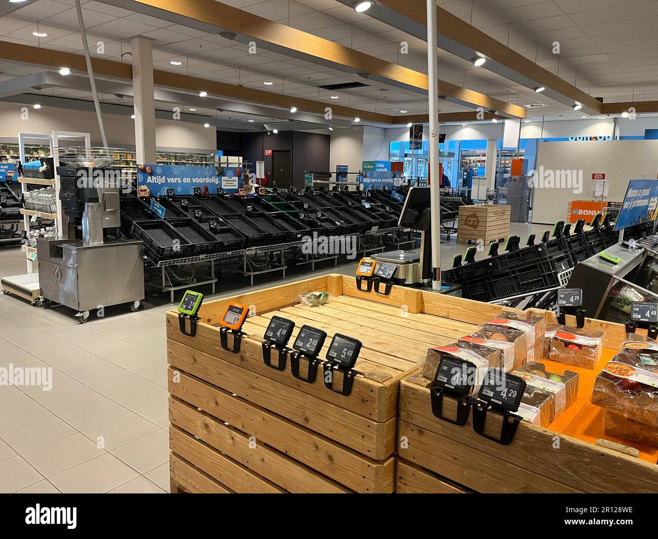 Casse di frutta vuote nel supermercato olandese durante uno sciopero del centro di distribuzione Foto Stock