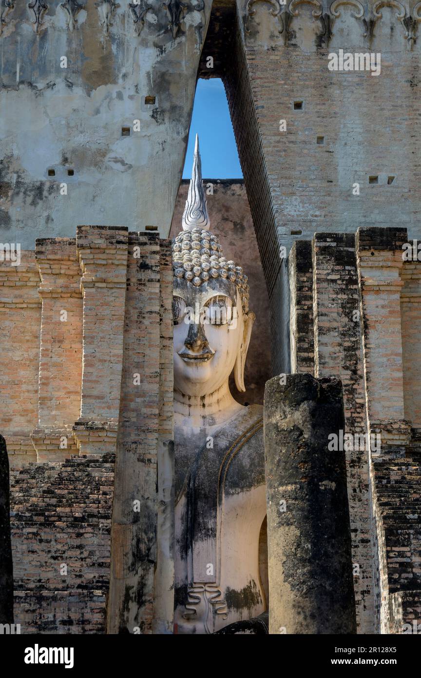 Wat si Chum (Tempio dell'albero di Bodhi) con la sua gigantesca statua di Buddha seduto, al Parco storico Nazionale di Sukhothai Foto Stock