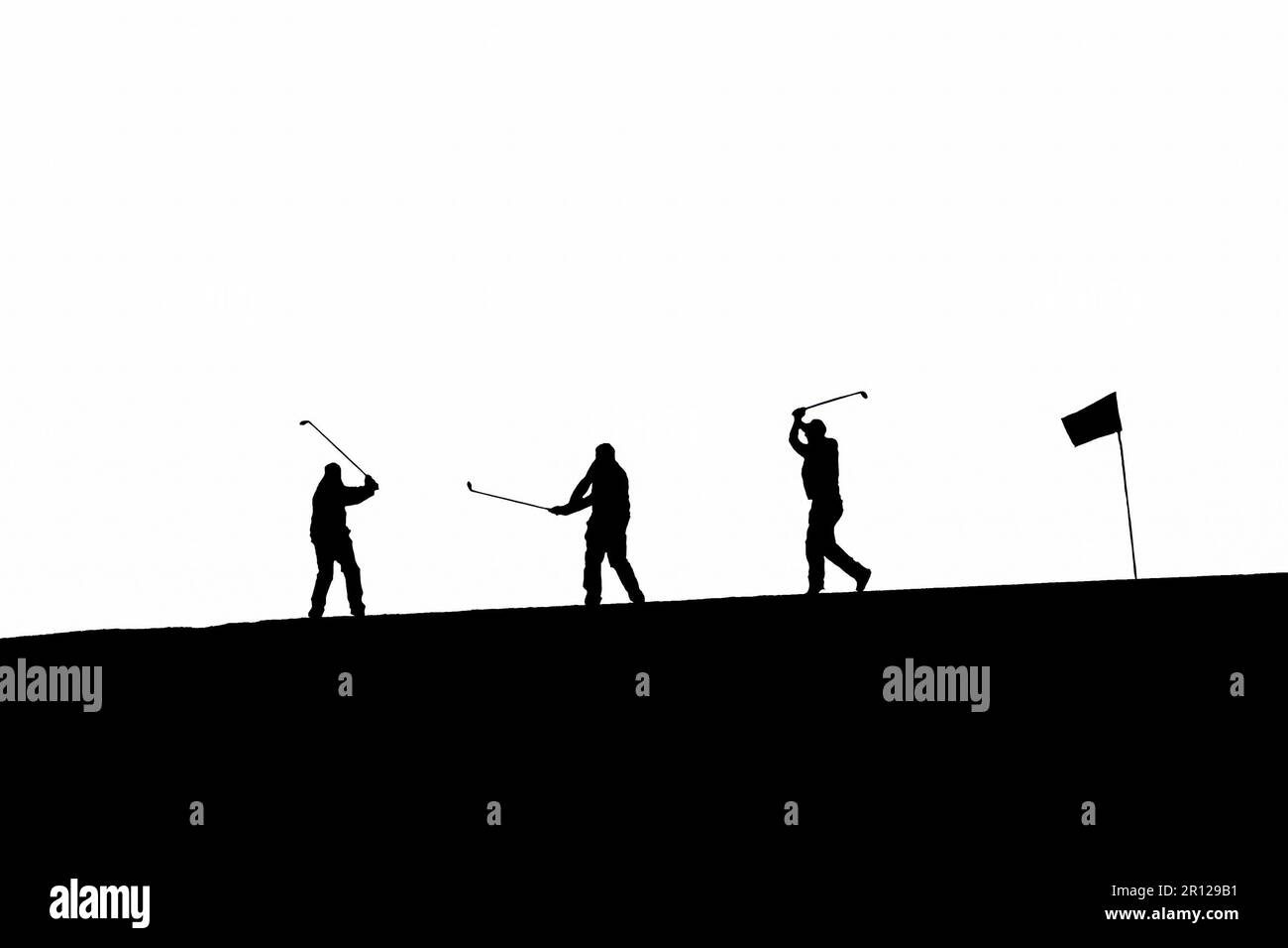 Silhouette da golf con 3 altalene e bandiera. Fotografia ad alto contrasto Foto Stock