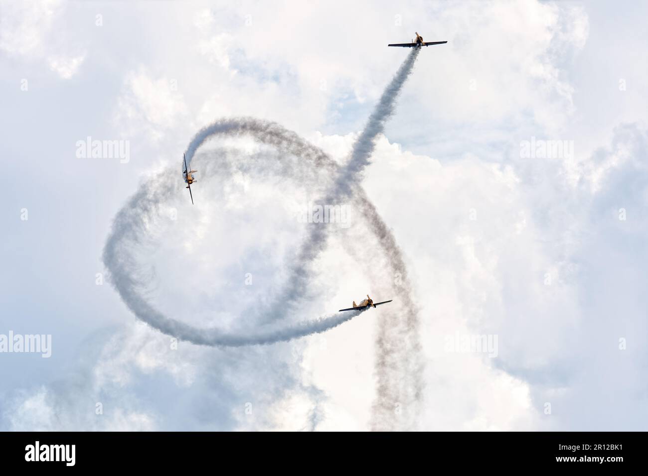 KUBINKA, REGIONE DI MOSCA, RUSSIA - 12 MAGGIO 2020: Battaglia aerea di tre aerei della guerra mondiale 2 nel cielo. Foto Stock
