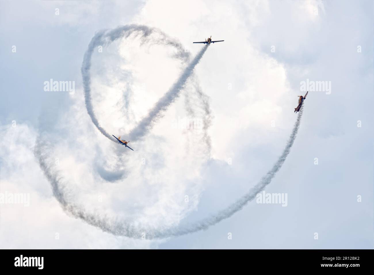 KUBINKA, REGIONE DI MOSCA, RUSSIA - 12 MAGGIO 2020: Battaglia aerea di tre aerei della guerra mondiale 2 nel cielo. Foto Stock