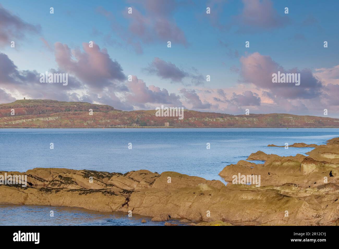 La piccola isola di Cumbrae conosciuta come piccola Cumbrae sulla costa occidentale della Scozia con il Castello di Cumbrae in lontananza Foto Stock