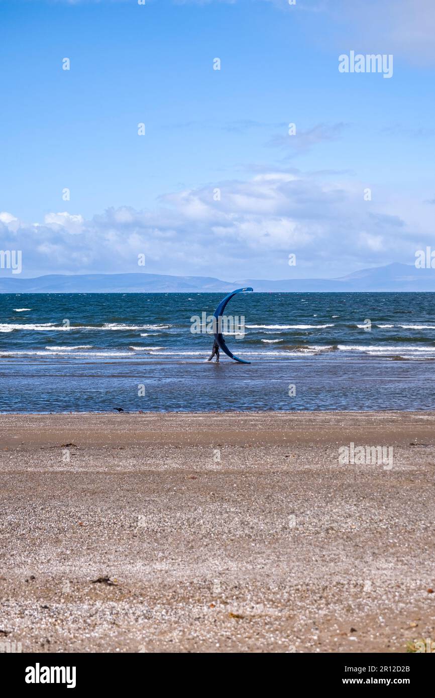 Windsurf su una spiaggia scozzese sulla costa occidentale della Scozia Foto Stock