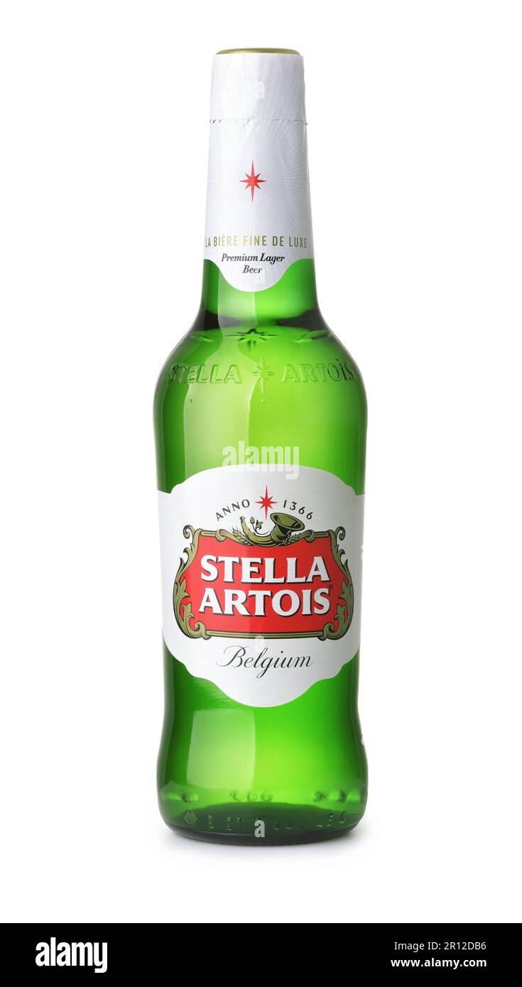 Tbilisi, Georgia - Aprile 2023. Vista frontale della bottiglia di birra belga Stella Artois lager isolata su bianco Foto Stock